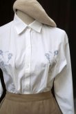 画像2: 無地 白 ブラウス 長袖 レギュラーカラー 刺繍[18392]