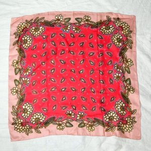 画像: 花柄 赤×ピンク シルク スカーフ 82cm四方 [18429]