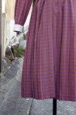 画像6: チェック柄 ピンク×紫 長袖 レトロワンピース ダブルカラー 刺繍 胸ポケット風 リボン プリーツ[18469]