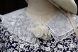 画像10: 花柄 ネイビー×白 長袖 レトロワンピース ダブルカラー 薔薇モチーフ ブローチ[18510]
