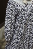 画像7: 花柄 ネイビー×白 長袖 レトロワンピース ダブルカラー 薔薇モチーフ ブローチ[18510]