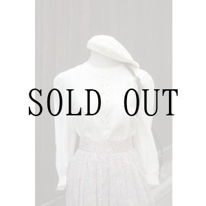画像: "crocher" 無地 白 長袖 ブラウス ノーカラー リボン刺繍 ピンタック[19706]