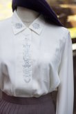 画像4: "Johanna" 無地 白 長袖 ブラウス レギュラーカラー 刺繍 胸ポケット 比翼[19796]