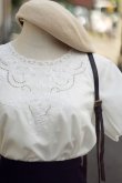 画像4: "HD" スワトウ刺繍 白 半袖 ブラウス ノーカラー[19811]