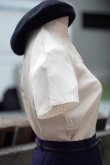 画像2: "水仙花"" ベージュ  半袖 チャイナ ブラウス スワトウ刺繍[19858]
