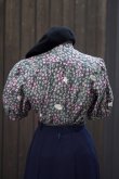 画像3: "Pukettes" USグレー 花柄 半袖 ブラウス フリルスタンドカラー パフスリーブ[19802]