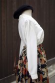 画像11: 無地 白 長袖 ブラウス オープンカラー レース お花モチーフ [16878]