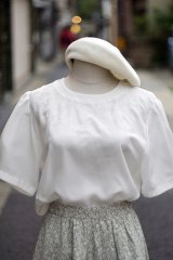 画像: "Mercredi" 刺繍 白 半袖 ブラウス パフスリーブノーカラー[19932]