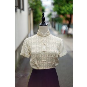 画像: 無地 生成 シルク チャイナブラウス 半袖 チャイナボタン マオカラー シャーリング 刺繍 [20001]
