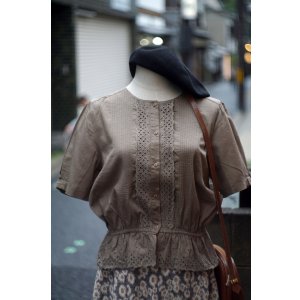画像: "GRACEFUL" 無地 ブラウン 半袖 ブラウス ノーカラー カットレース 刺繍 ペプラム ピンタック [20011]