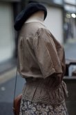 画像6: "GRACEFUL" 無地 ブラウン 半袖 ブラウス ノーカラー カットレース 刺繍 ペプラム ピンタック [20011]