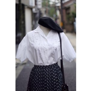 画像: "ROSE BRAND" 無地 白 半袖 ブラウス オープンカラー スワトウ刺繍 スカラップ袖 [20062]