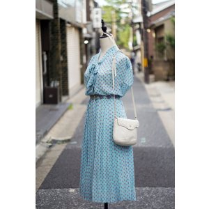 画像: "End balle" エスニック 花柄  ブルー系 フレンチスリーブ レトロワンピース ボウタイカラー[20140]