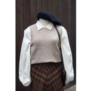 画像: "LAURA ASHLEY" 無地  ベージュ ピュアウール ベスト クルーネック ニット[20390]