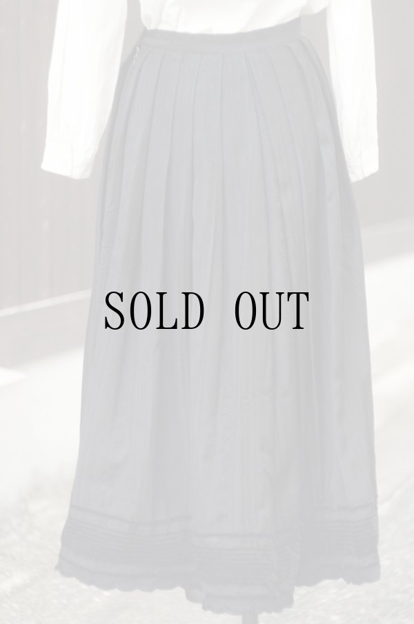 画像1: 黒 無地 チロル スカート フレア お花 刺繍 ベロア素材  w65cm[20464]