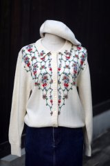 画像: 無地 アイボリー  ニット カーディガン スタンドカラー お花 刺繍[20520]