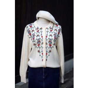 画像: 無地 アイボリー  ニット カーディガン スタンドカラー お花 刺繍[20520]