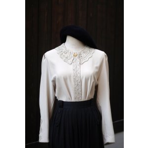 画像: "Hana no blouse" 無地 グレー系 長袖 ブラウス 比翼 レース襟[20519]