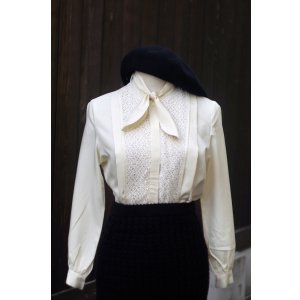 画像: 無地 アイボリー 長袖 ブラウス ボウタイカラー レース プリーツ 比翼[20537]