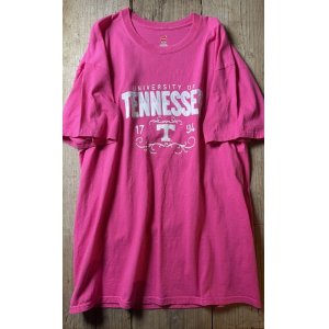 画像: “UNIVERSITY OF TENNESSEE”  ピンク×白 半袖 プリント Tシャツ [17290]