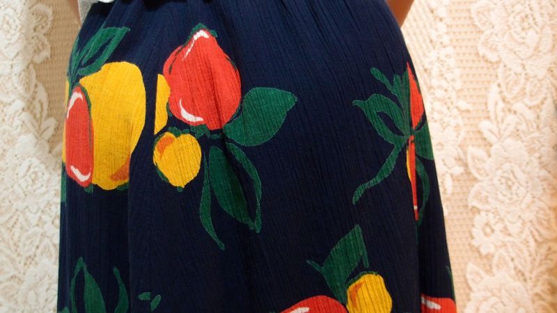 画像: 花柄ストライプ 赤 チロルスカート 裾フリル [17704]