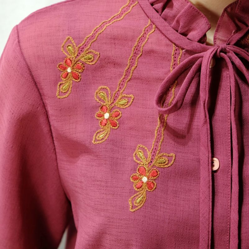 画像: ピンク系 半袖 ブラウス 刺繍 フリルカラー ボウタイ[11431]