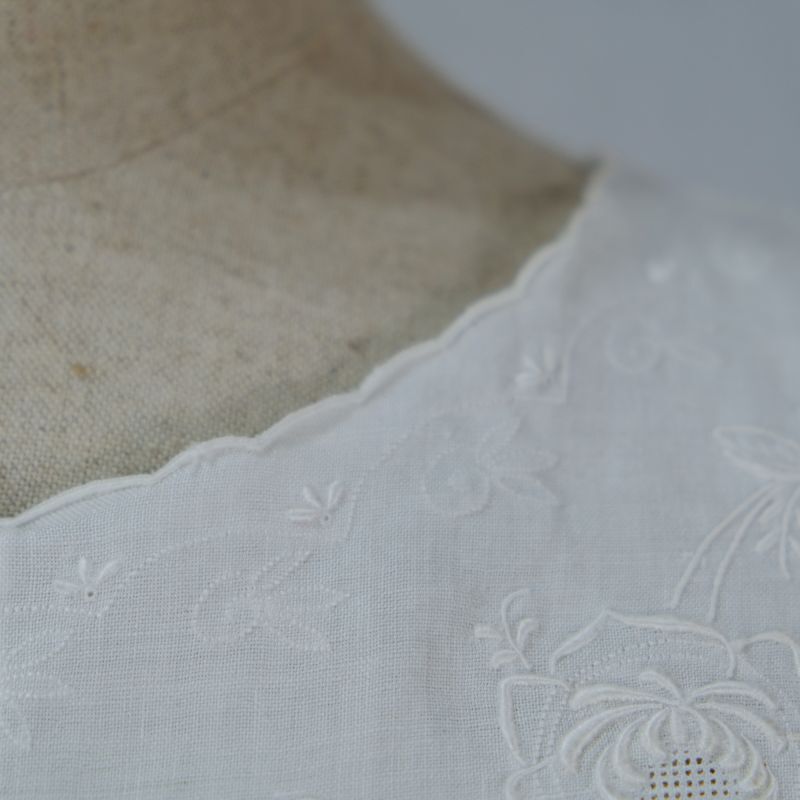 画像: 白 袖なし ブラウス スカラップカラー 刺繍 [11950]
