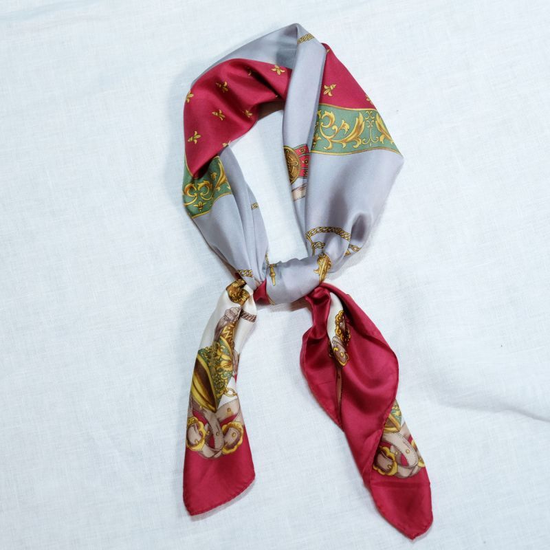 画像: 装飾模様 赤×グレー シルク スカーフ 85cm×85cm [14545]