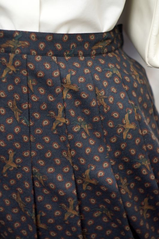 画像: ”BURBERRYS” 鳥モチーフ ペイズリー チャコールグレー系 スカート プリーツ w/64cm [16752]