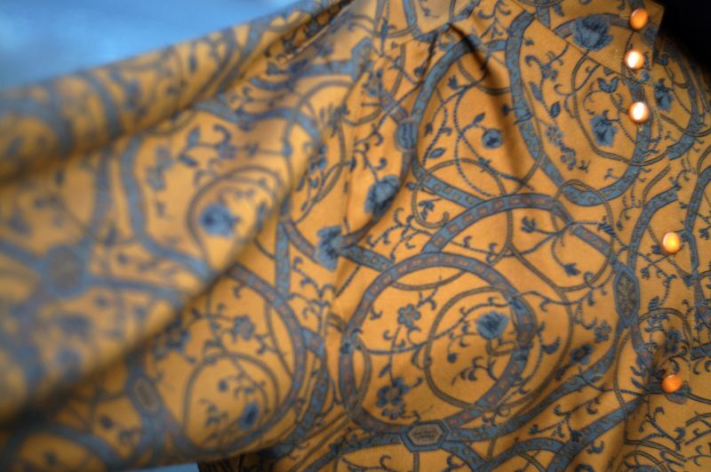 画像: ボタニカル柄 オレンジ×ライトグレー 長袖 セットアップ  スタンドカラー マーメイドスカート [16897]