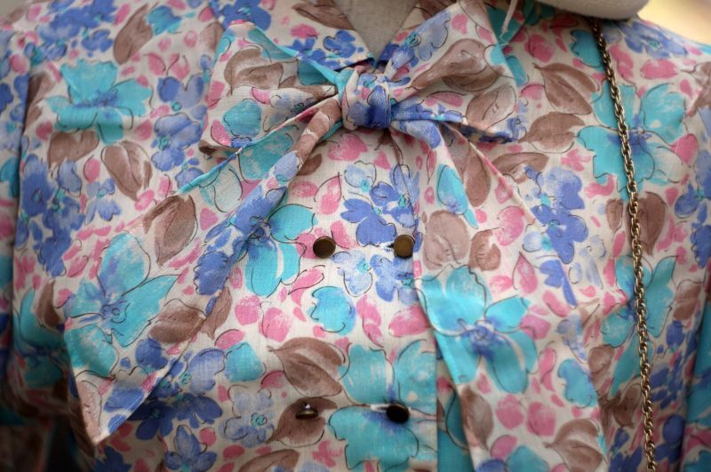 画像: 花柄 水色系×ピンク 半袖 セットアップ ボウタイカラー ドルマンスリーブ [17041]