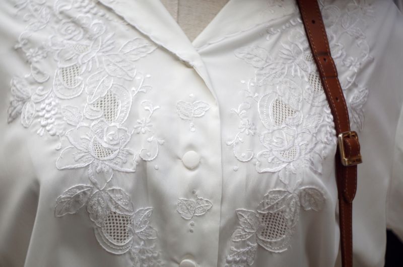 画像: 無地 白 半袖 ブラウス オープンカラー 刺繍 お花モチーフ [17252]
