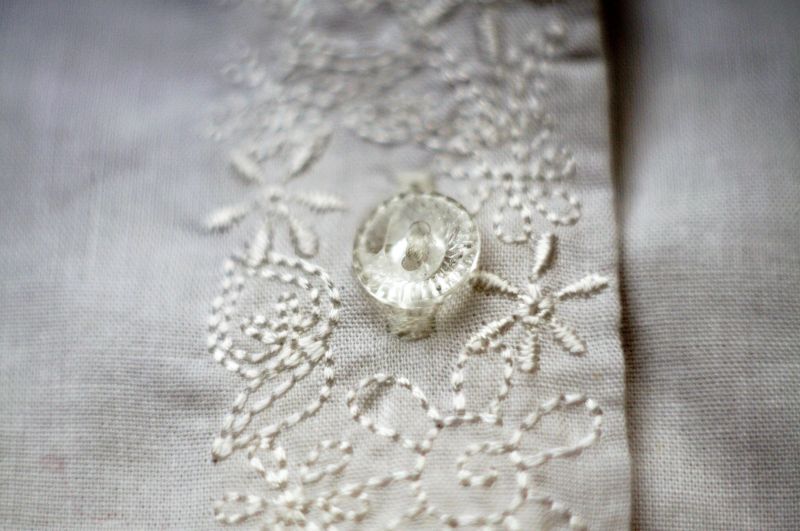 画像: 無地 白 半袖 ブラウス レギュラーカラー 刺繍 お花モチーフ [17251]