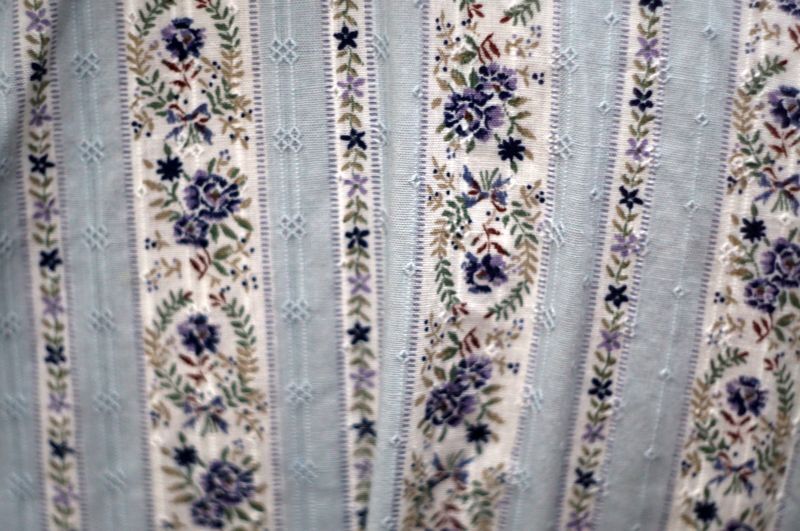 画像: 花柄　ストライプ柄 ライトブルー×白 半袖 ブラウス ラウンドカラー [17304]