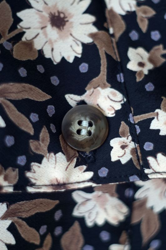 画像: 花柄 ブラック ジャンパースカート vネック  ボタン [17391]