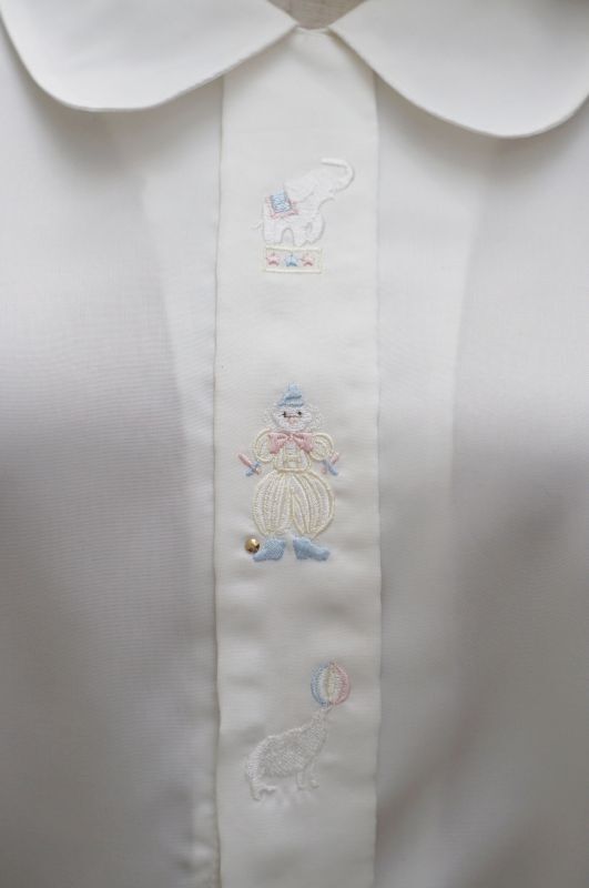 画像: "lepiapiccolo" サーカス刺繍 無地 白 半袖 ブラウス ラウンドカラー 丸襟 比翼 ピエロ アシカ ゾウ[17433]