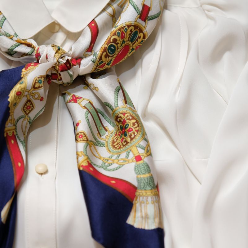 画像: 装飾模様 ネイビー系 シルク スカーフ 76cm×76cm [17501]