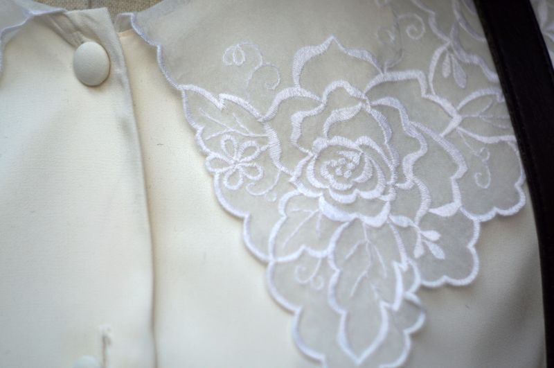 画像: 無地 白 長袖 ブラウス ピーターパンカラー スカラップ襟お花刺繍 オーガンジー[17494]