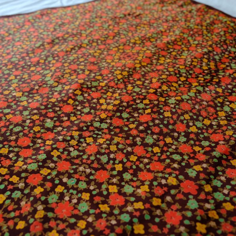 画像4: 花柄 ブラウン系 ポリエステル スカーフ 78cm×78cm [17527]