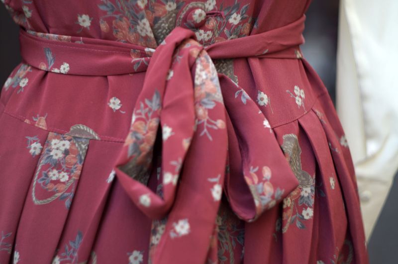 画像: 花柄 苺柄 赤 ジャンパースカート ウエストリボン [17825]