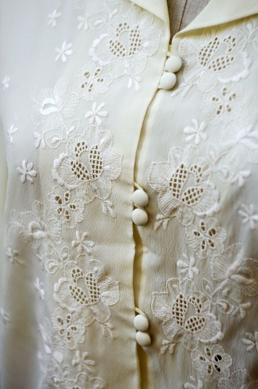 画像: 白 長袖 ブラウス お花刺繍 [17824]