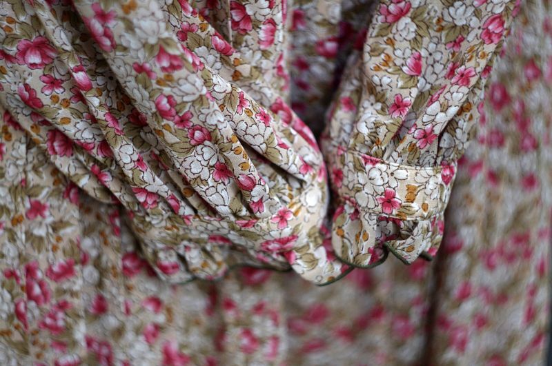 画像: 花柄 緑×ピンク 長袖 レトロワンピース ペプラム フリルスタンドカラー[17892]