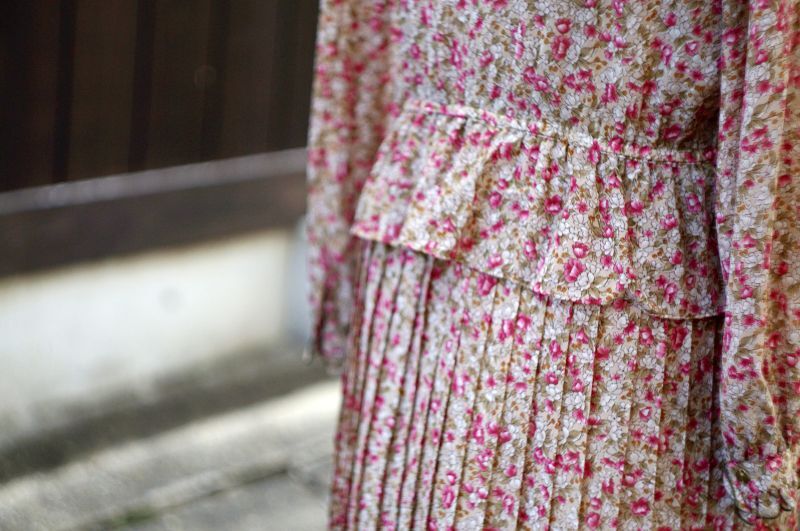 画像: 花柄 緑×ピンク 長袖 レトロワンピース ペプラム フリルスタンドカラー[17892]