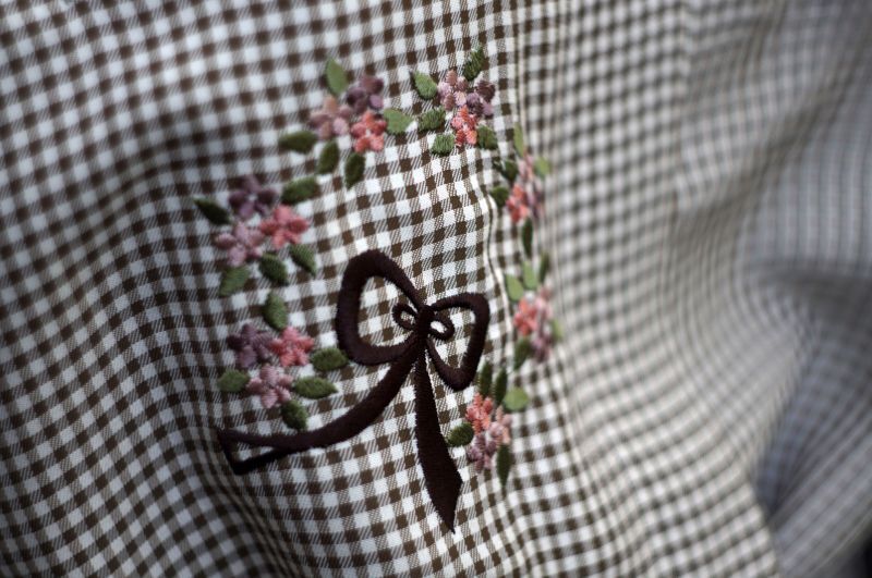 画像: ギンガムチェック柄 白×ブラウン セットアップ 長袖 ラウンドカラー 刺繍 お花モチーフ [17911]