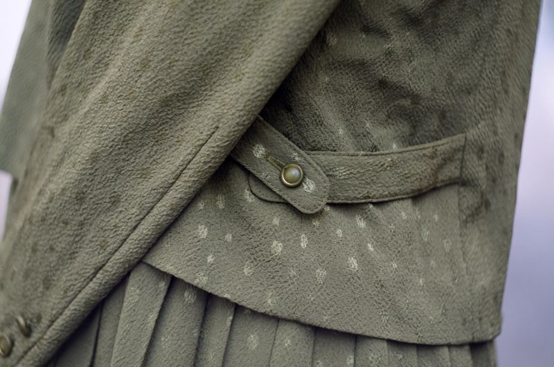 画像: ドット柄 緑 長袖 レトロワンピース ノーカラー プリーツスカート [17904]
