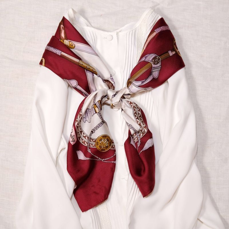 画像: “Louis Quatonze” 装飾模様 ワインレッド系×白系 シルク スカーフ 90cm四方 [17879]
