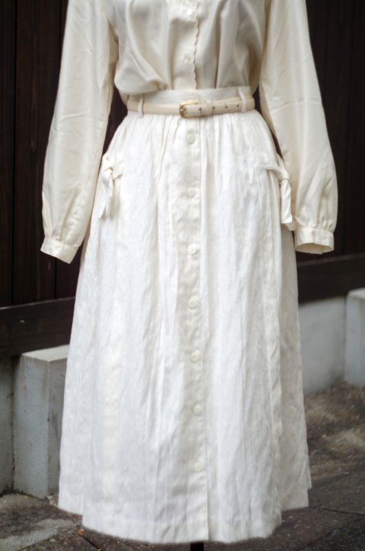 画像1: 無地  白 スカート フレア リボン 刺繍 リーフ柄 w/66cm[18129]