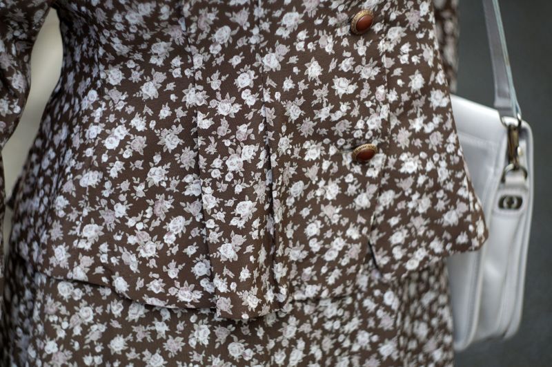 画像: 花柄 ブラウン系 長袖 セットアップ ノーカラー フレアスカート w/64cm[14918]