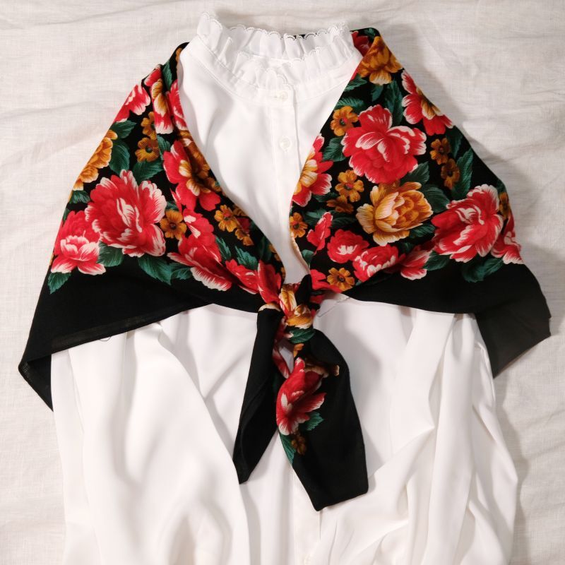 画像: 花柄 黒×赤系 ウール100% スカーフ 104cm四方 [18224]