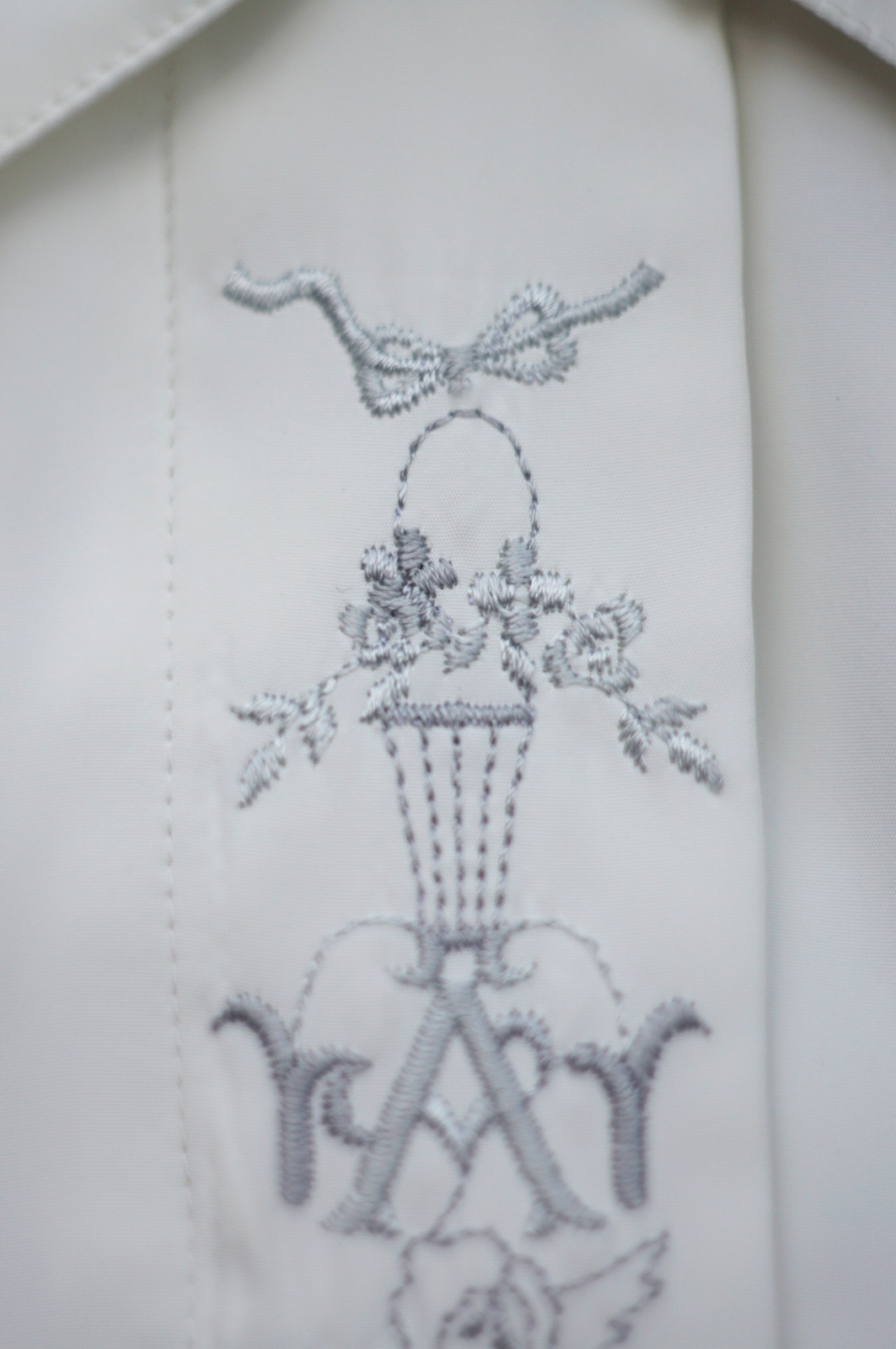 画像: "Johanna" 無地 白 長袖 ブラウス レギュラーカラー 刺繍 胸ポケット 比翼[19796]